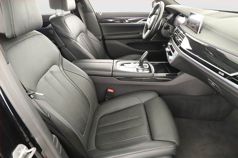 BMW Řada 7 (2022) 730d xDrive - fotka 7 z 21