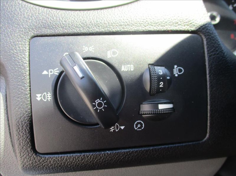 Ford Focus 1,6 i, klima, serv. kniha, - fotka 25 z 33