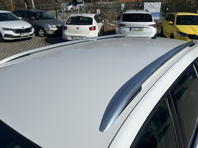 Volkswagen Golf Variant 2,0TDi Highline NAVI LEDMATRIX - fotka 21 z 69
