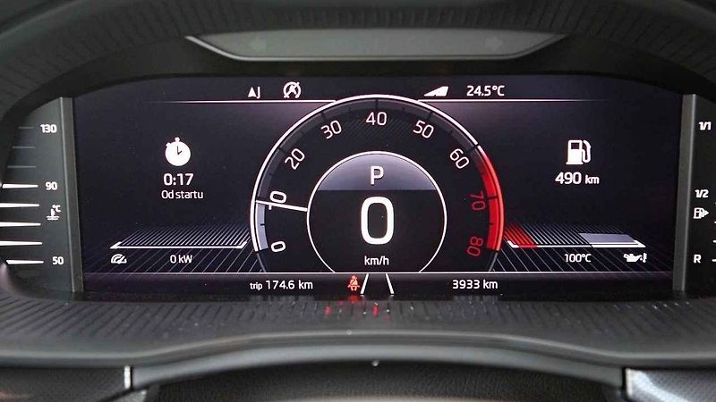 Škoda Scala a Říp v pozadí