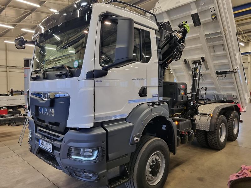 MAN TGS 33.520 6x6 SKLOPKA A RUKA  - fotka 15 z 22