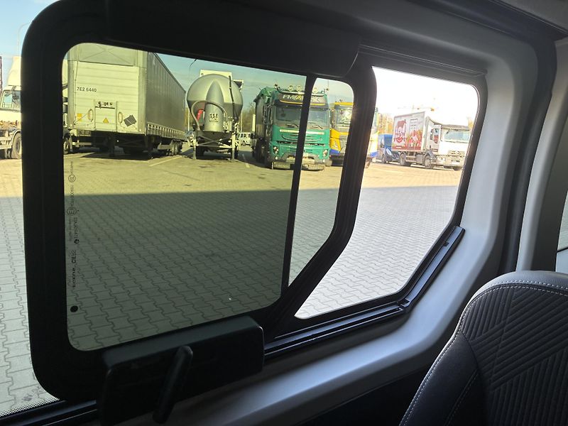 Renault Trafic (2025) COMBI L2H1 170k AT9 RED 8 MÍST - fotka 24 z 30