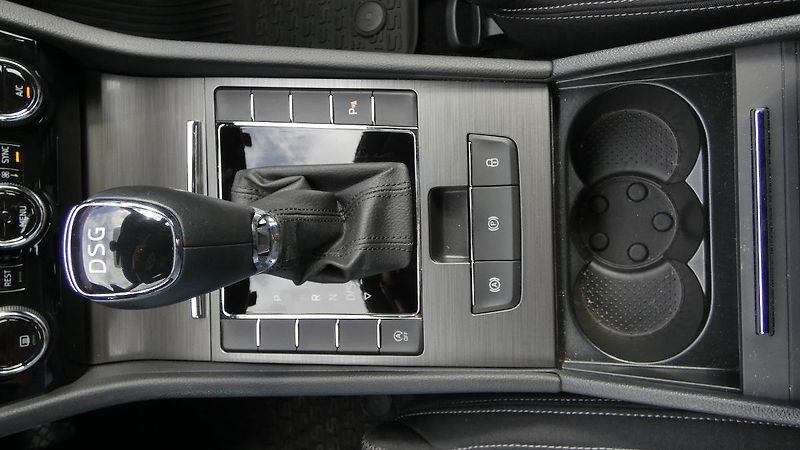 Škoda Superb Combi 2,0 TDI DSG Style - fotka 18 z 24
