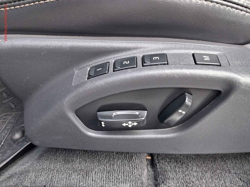 Volvo XC60 (2011) 2.4 D5 AWD, R-design - fotka 16 z 19