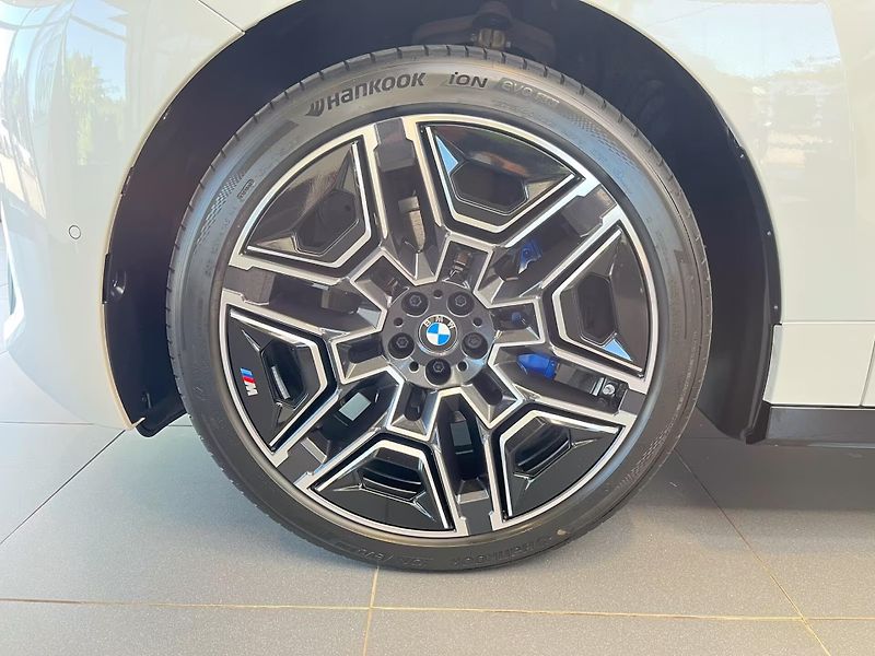 BMW iX xDrive45 M-Sport Komfort HuD - fotka 6 z 17