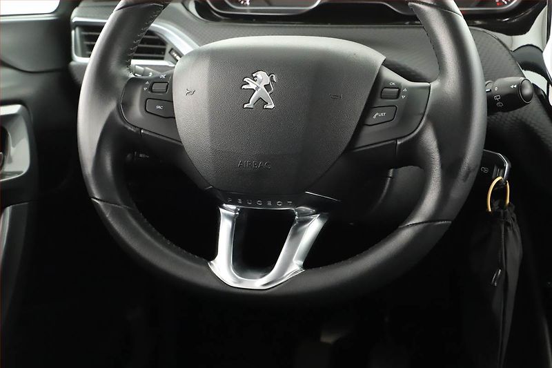 Peugeot 2008 (2018) 1.2 PureTech, Tempomat - fotka 8 z 16