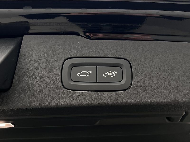 Volvo V60 B4 PLUS DARK PANORAMA - fotka 29 z 49