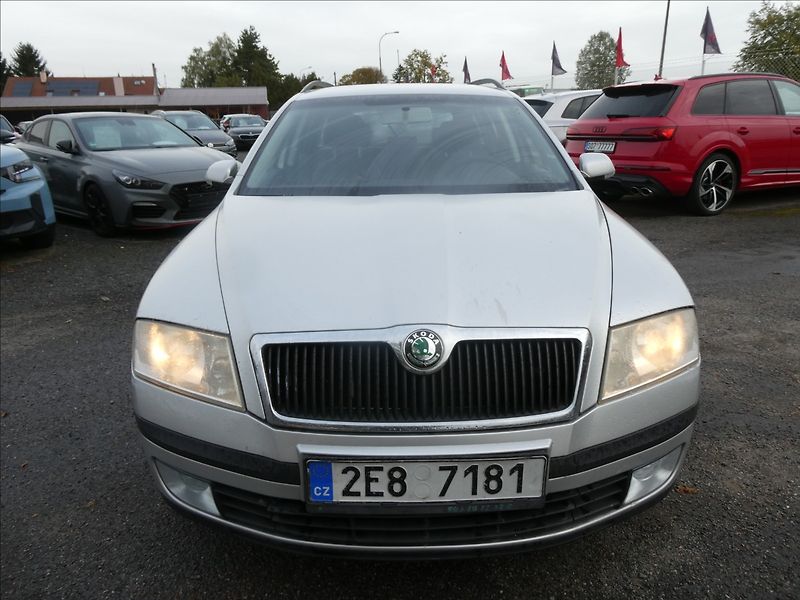 Škoda Octavia 1,6 FSi 85kW závěs, 2x kola - fotka 2 z 25