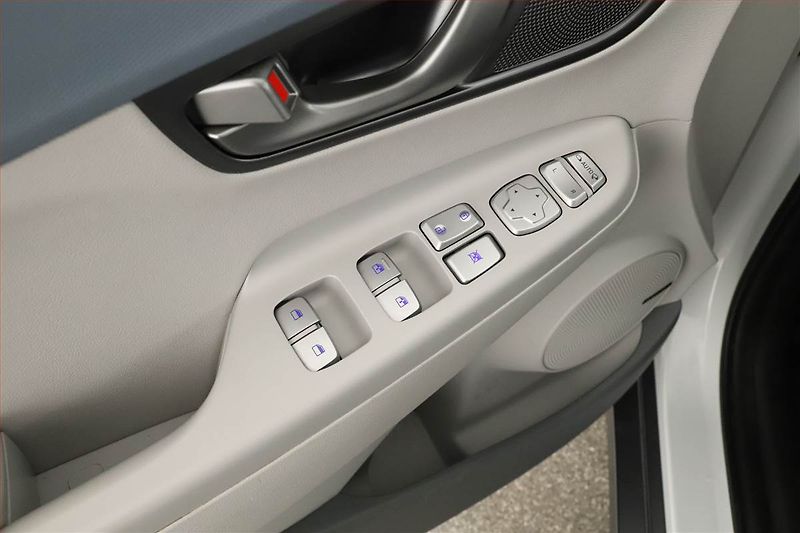 Hyundai Kona (2018) Electric 64 kWh, SoH 90% - fotka 18 z 20