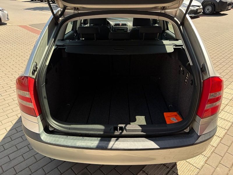 Škoda Octavia 1.6 Combi - fotka 14 z 14