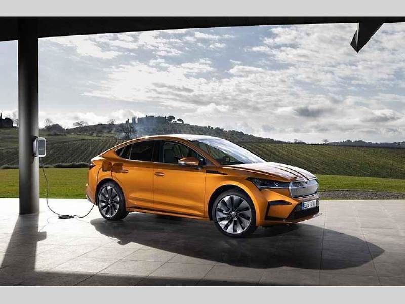 Plně elektrické SUV Škoda Enyaq Coupé iV (na snímku) se představilo v roce 2022 a vzbudilo u zákazníků velký zájem. Automobilka zrychluje svoji elektrickou ofenzivu: do roku 2026 představí tři zcela nové elektrické modely a další budou následovat.