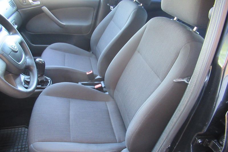 Škoda Octavia Tour 1.9 TDi CLIMATRONIC - fotka 12 z 25