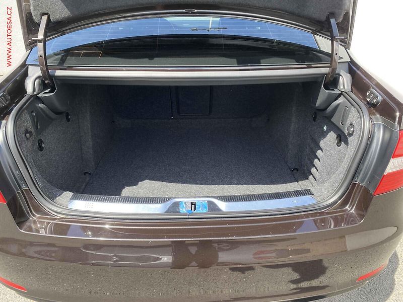 Škoda Superb (2015) 2.0TDi, ČR, AC, bixen, park - fotka 7 z 19