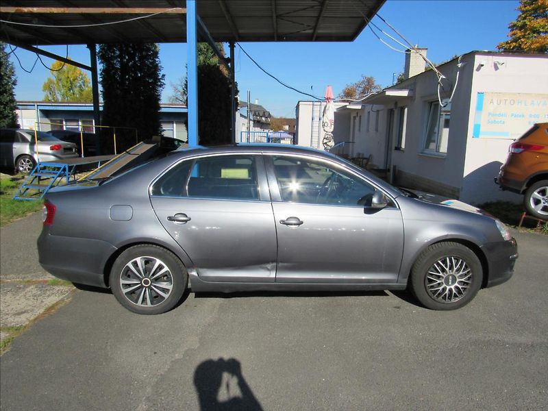 Volkswagen Jetta 2,0 TDi 103kW - fotka 7 z 24
