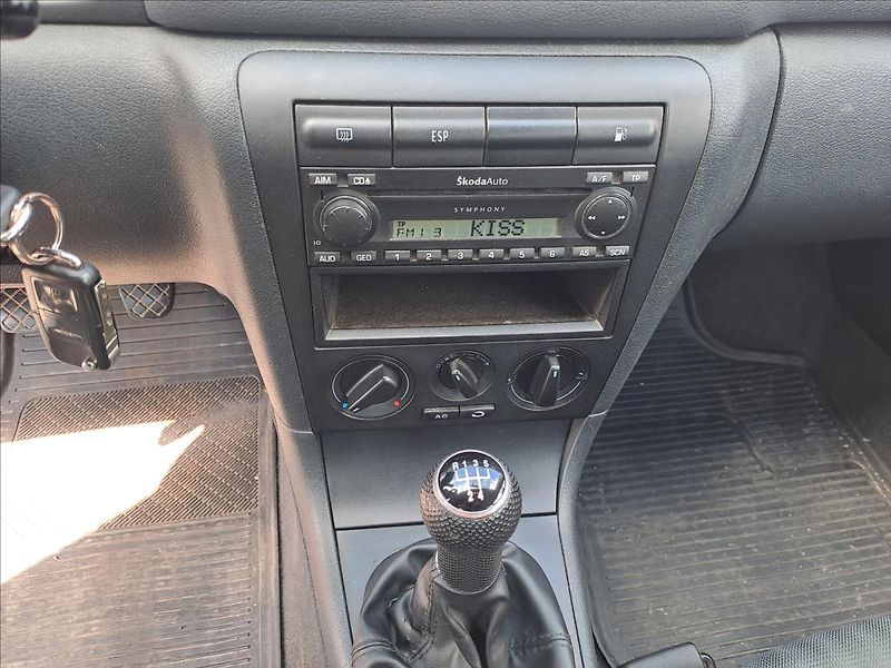 Škoda Octavia 1,6 i TOUR,KLIMA - fotka 12 z 14