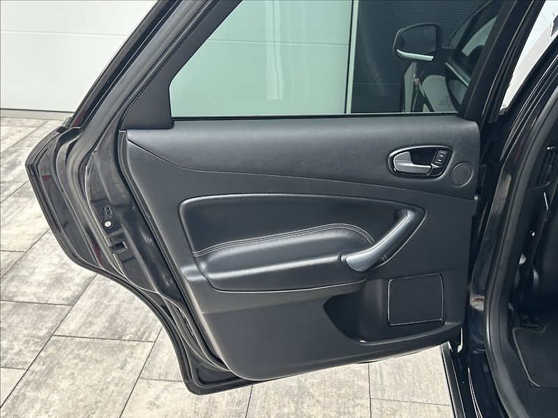 Ford Mondeo 2,3 160PS  Titanium A/T - fotka 15 z 46