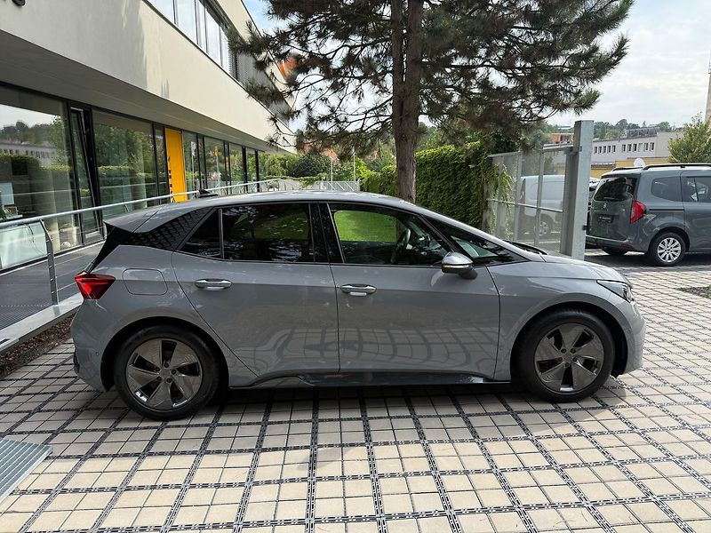 Cupra Born 62 kWh / HUD / FULL LED - fotka 39 z 40
