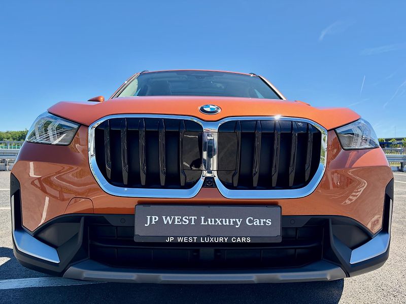 BMW X1 (2025) xDrive 20d PANORAMA Tažné HUD - fotka 3 z 40