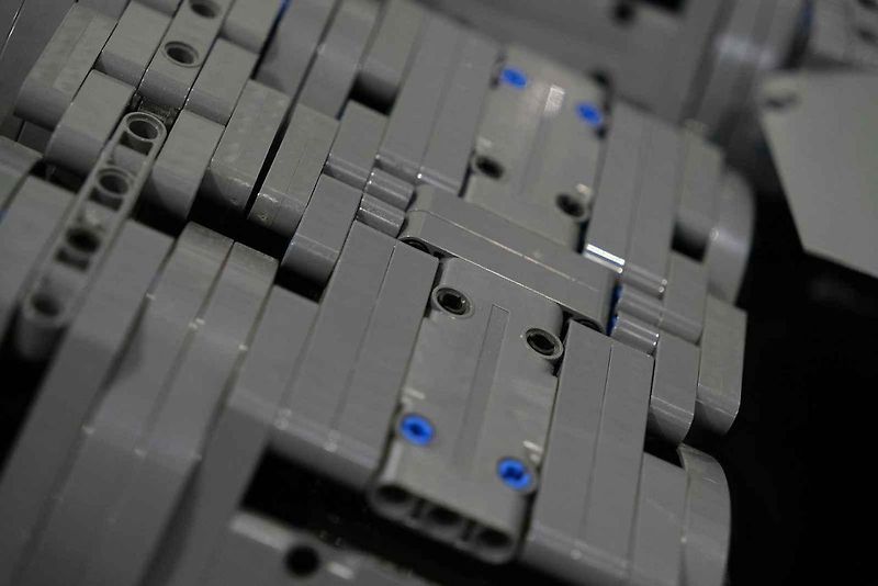 Instalace modelu stavebnice Peugeot Le Mans za účasti designera společnosti Lego.