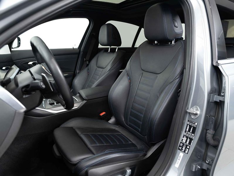 BMW Řada 3 330i xDrive - fotka 18 z 22