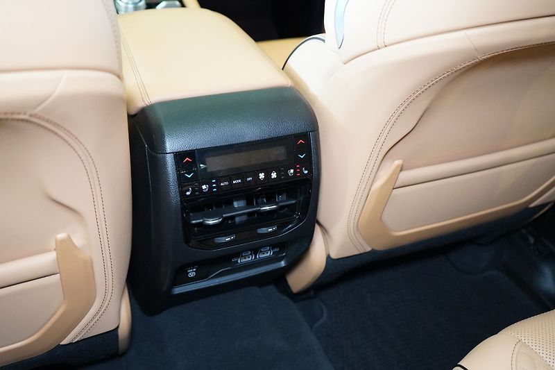 Jeep Grand Cherokee Summit Reserve L - fotka 32 z 71