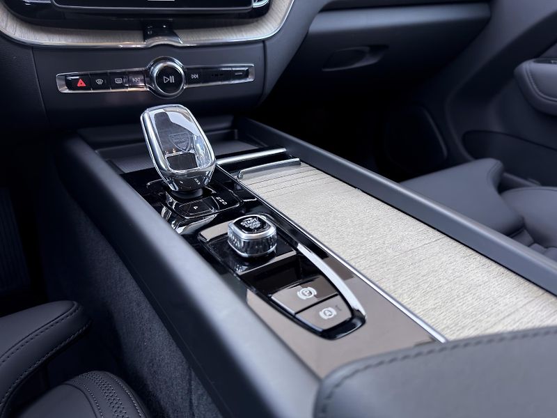 Volvo XC60 B5 AWD // PLUS DARK + sada kol - fotka 18 z 44