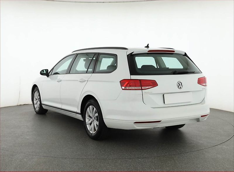 Volkswagen Passat (2017) 2.0 TDI, Serv.kniha, Navi - fotka 4 z 15
