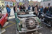 Automobiloví a motocykloví veteráni se vydali v neděli na tradiční jízdu Ze zámku na hrad. Start byl na Horním náměstí v Přerově, kde si lidé užili bohatý program.