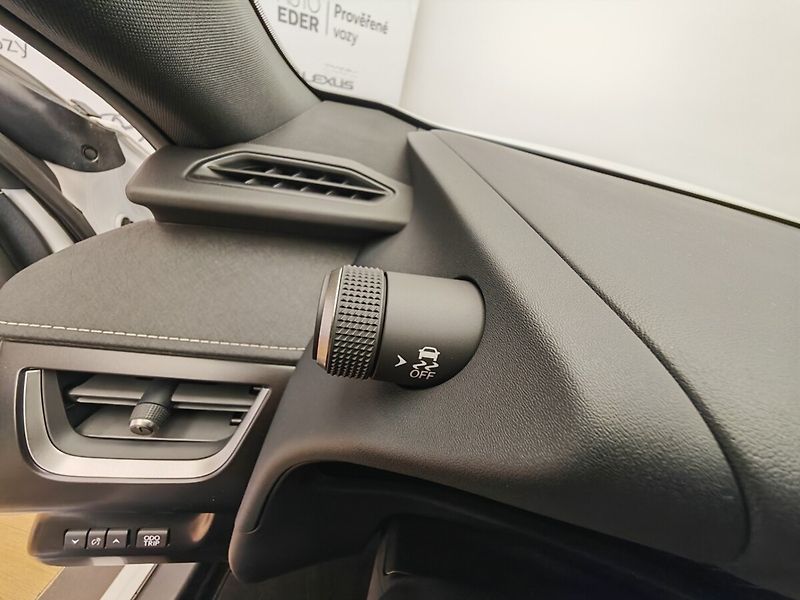 Lexus UX 300h Business TECH - fotka 29 z 36