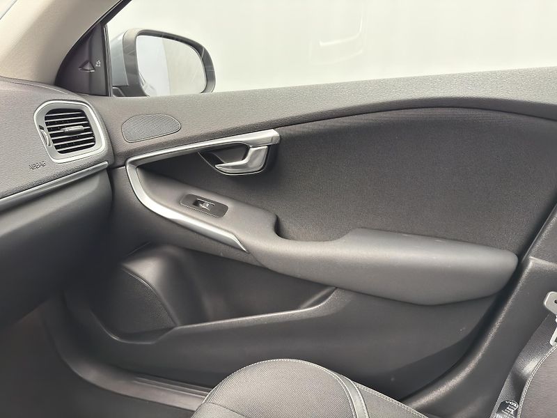 Volvo V40 D2 KINETIC  - fotka 27 z 47