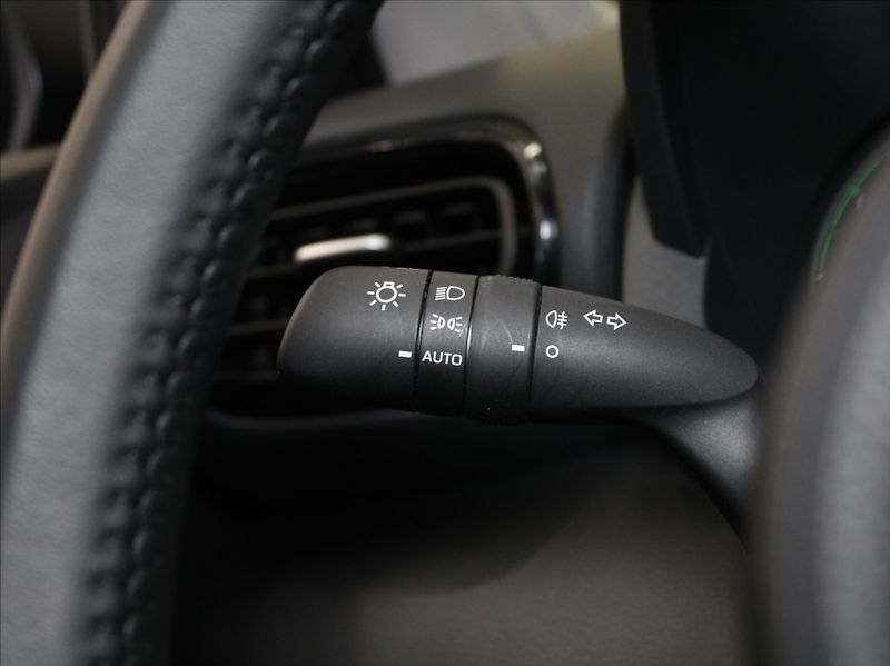 Mazda 2 Hybrid 1,5 HEV Centre-Line 12 690km - fotka 18 z 21