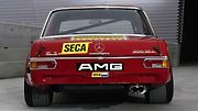 Mercedes-Benz AMG 300 SEL 6.8 „Rudá svině“.