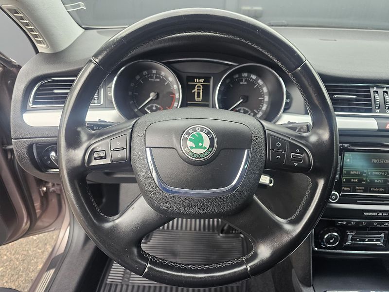 Škoda Superb 2.0 TDI 103kW,SENZORY,SERVISKA - fotka 21 z 53
