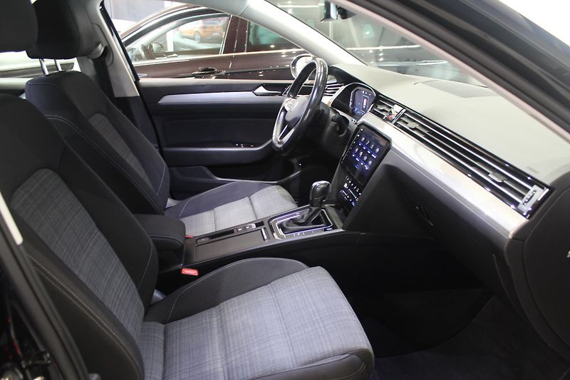 Volkswagen Passat (2021) 2.0TDI DSG Display LED - fotka 21 z 34