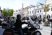 Třeboňské Masarykovo náměstí bylo motorkami doslova našlapané. Stovkám strojů požehnal tamní kaplan Jiří Kalaš.