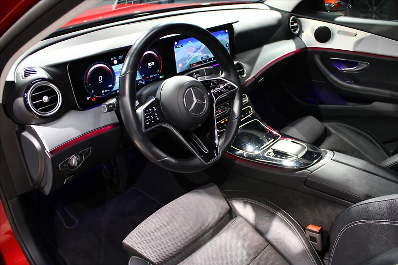 Mercedes-Benz Třídy E 300d 4MATIC DIS+ / 360° / NezT - fotka 10 z 27