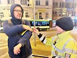 Reflexní prvky jsou již deset let zakotveny v dopravních předpisech. Mnozí chodci to ani neví a nařízení porušují. Za to jim hrozí pokuta.