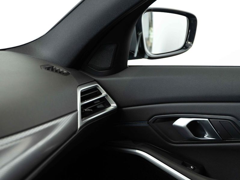 BMW Řada 3 330i xDrive Touring - fotka 16 z 21