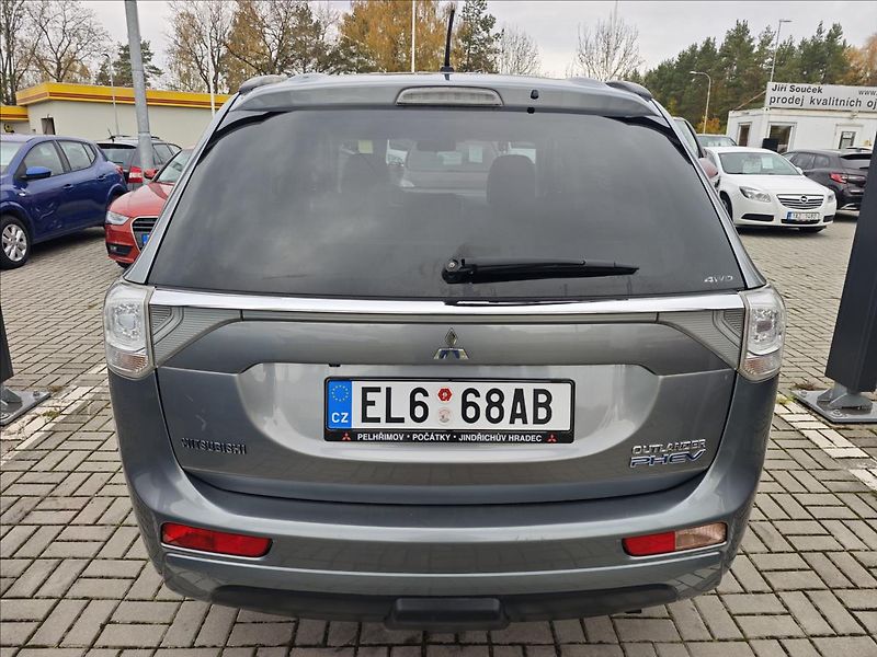 Mitsubishi Outlander 2,0 Plug-in HYBRID  4x4 INTENS - fotka 5 z 22