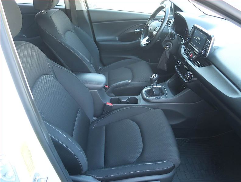 Hyundai i30 (2018) 1.4 CVVT, Serv.kniha, Tempomat - fotka 9 z 18