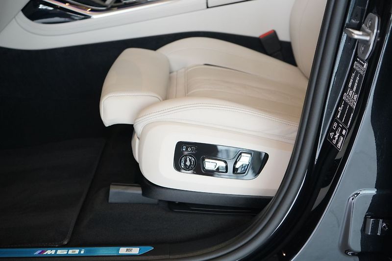 BMW X7 M60i xDrive, Masáž, Skylounge - fotka 25 z 50
