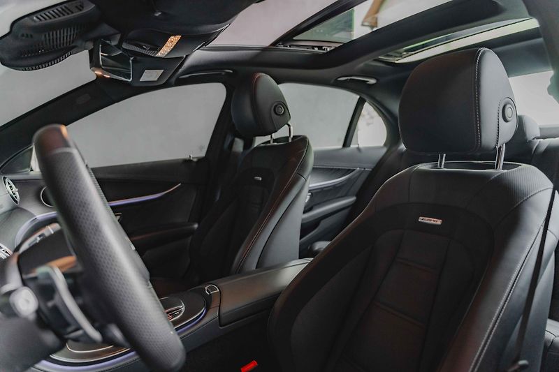 Mercedes-Benz Třídy E (2022) 53-AMG-4M-PANO-DIS-360-GTsport - fotka 14 z 17