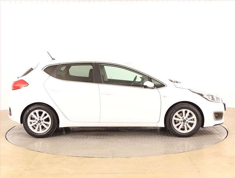 Kia Ceed (2018) Silver 1.4 CVVT, Serv.kniha - fotka 6 z 16