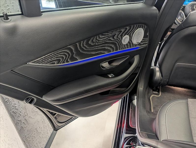 Mercedes-Benz Třídy E E300 DE EQ POWER 225 KW AMG - fotka 29 z 41