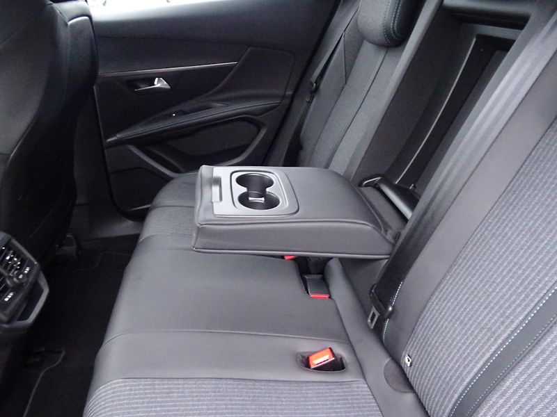 Peugeot 3008 (2022) ALLURE 1.5 BHDi S&S 130k EAT8 - fotka 31 z 73