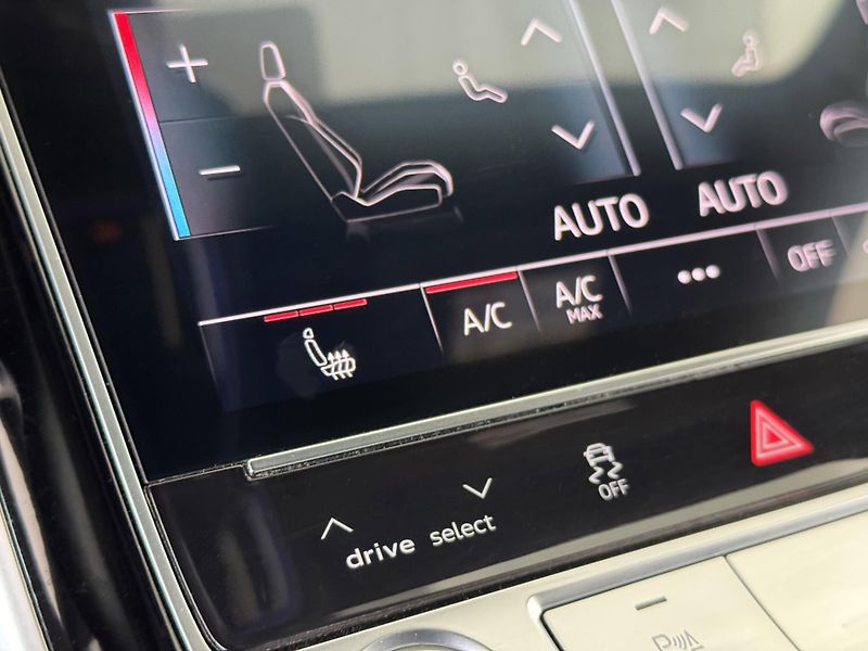 Audi A8 50TDI Q*Vzduch*REZERVACE! - fotka 30 z 49