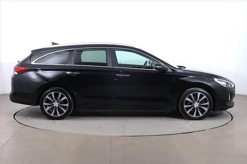 Hyundai i30 (2018) Style 1.4 T-GDI, Serv.kniha - fotka 6 z 24