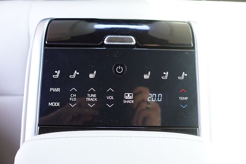 Toyota Camry 2,5 HEV Executive - fotka 25 z 36
