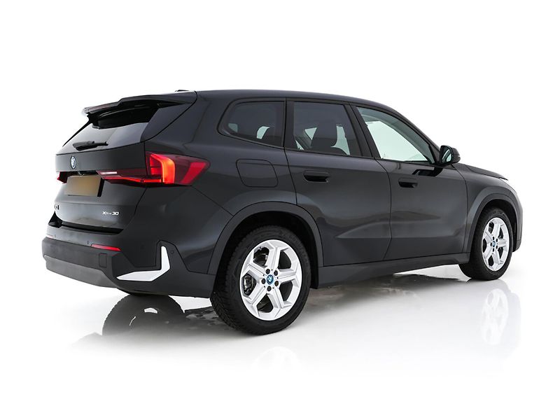 BMW iX1 (2023) xDrive30 65 kWh 4×4 - fotka 2 z 14