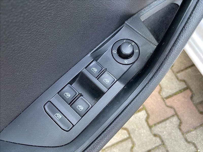 Škoda Superb 2,0 TDI  Ambition / NAVI - fotka 38 z 41